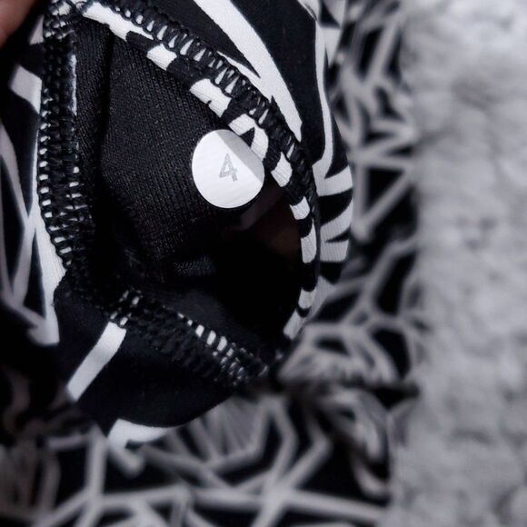 Lululemon High Times Leggings 3/4 Length Posey Black White Geometric Rose Size 4 - Picture 8 of 11